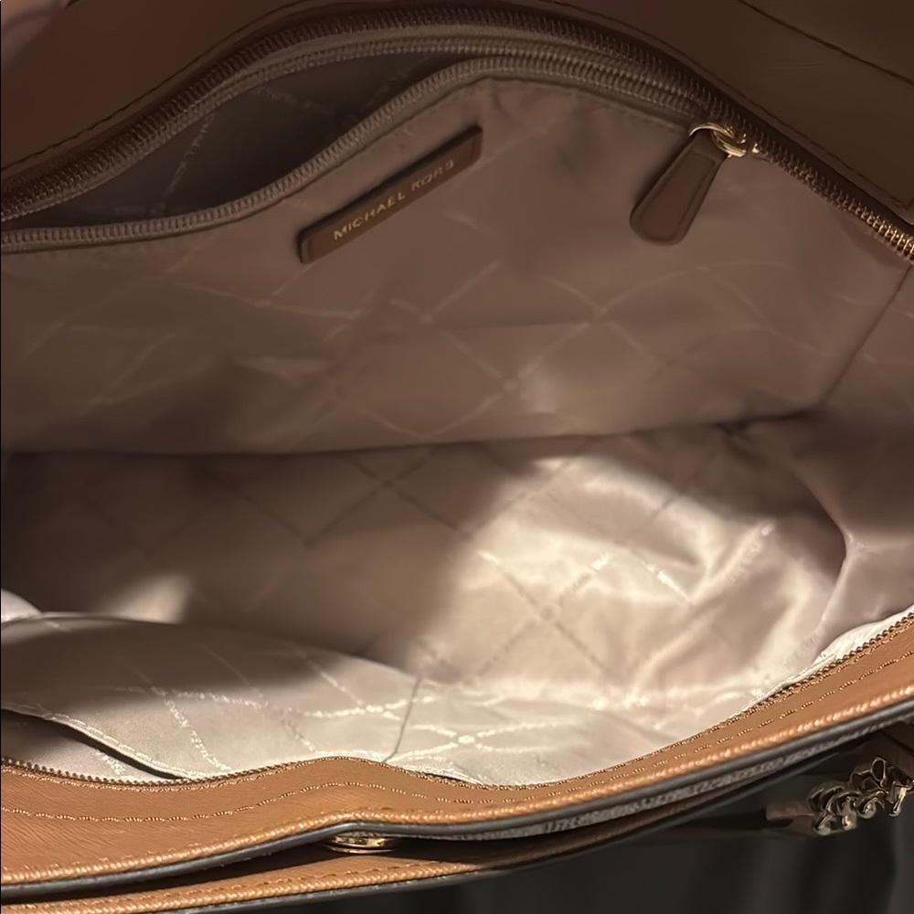 Michael Kors off white Tote Bag with Gold Hardware NWOT - Picture 5 of 14